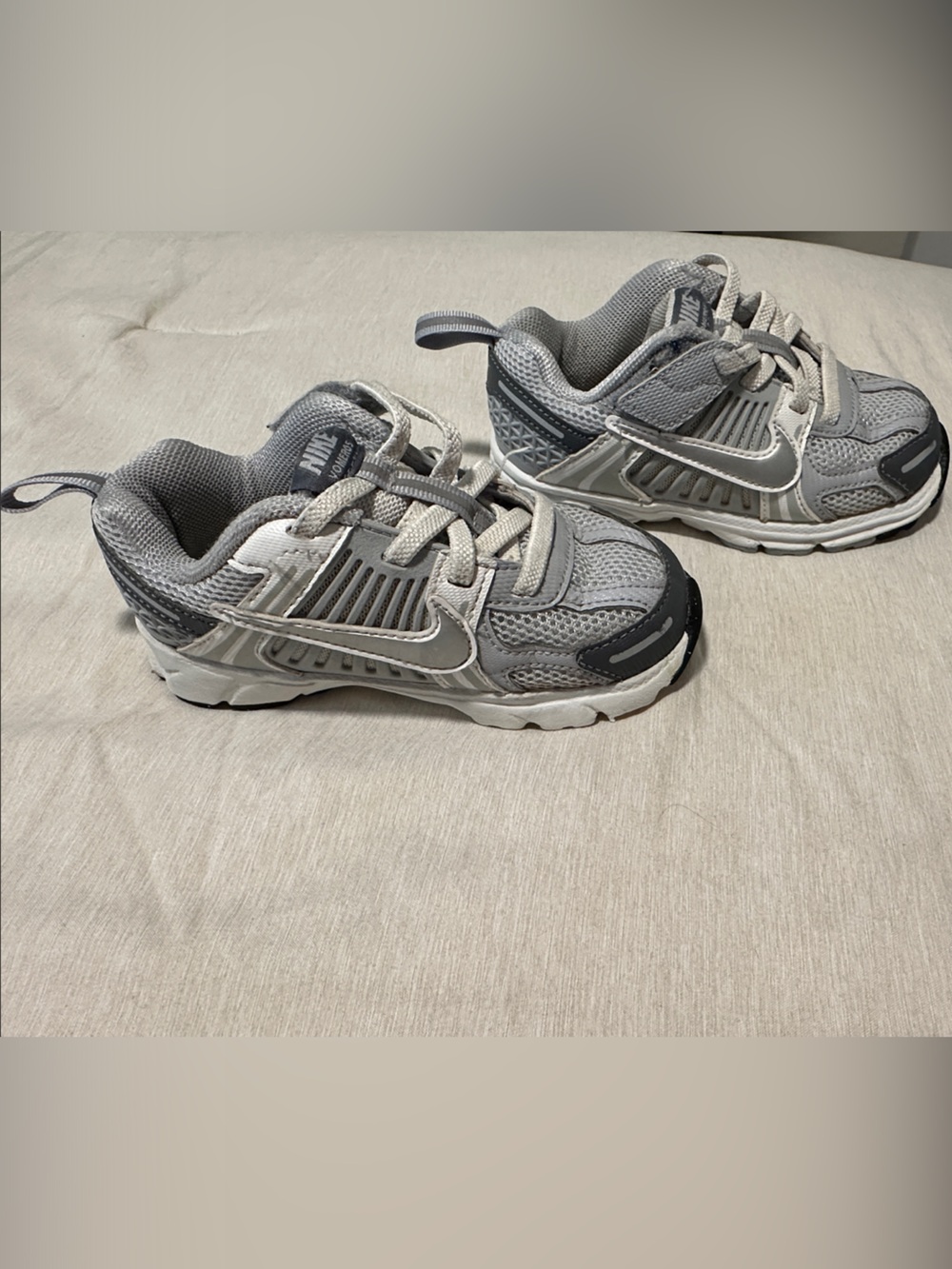 8C Grey and White Nike Vomero 5